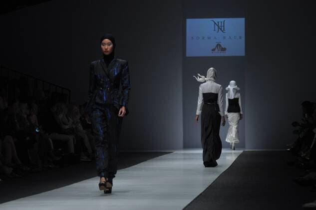 Oct. 24, 2015 - Jakarta, Indonesia - Model demonstrating dress by Norma Haur on the performances of Jakarta Fashion Week 2016 at Senayan City. The event, which followed 250 Indonesian and international designers will last until October 30, 2015. Jakarta Indonesia - ZUMAp133