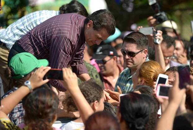 Image provided by Mexico s Presidency shows Mexican President Enrique Pena Nieto (L) greeting residents during his visit to the municipality affected by the passage of hurricanne Patricia of Armeria, Colima state, Mexico, on Oct. 24, 2015. According to a statement, Pena Nieto informed that there are no considerable damages as local people followed the alerts and recommendations of the authorities of Civil Protection, and that they spread the alert of the hurricane in time. Mexico s Presidency) (da) (fnc) MEXICO-COLIMA-POLITICS-PENA NIETO e MEXICO SxPRESIDENCY 