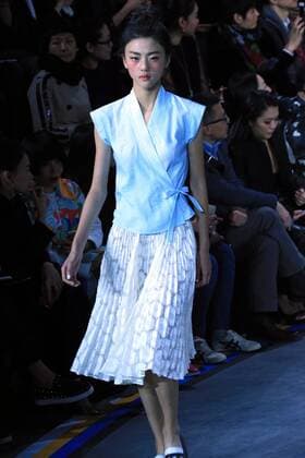 (151025) -- BEIJING, Oct. 25, 2015 -- A model presents a creation of B+ by beautyberry Collection during the China Fashion Week spring summer 2016 in Beijing, capital of China, Oct. 25, 2015. ) (mt) CHINA-BEIJING-FASHION WEEK-OPENING (CN) LixMingfang 