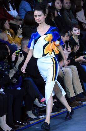 (151025) -- BEIJING, Oct. 25, 2015 -- A model presents a creation of B+ by beautyberry Collection during the China Fashion Week spring summer 2016 in Beijing, capital of China, Oct. 25, 2015. ) (mt) CHINA-BEIJING-FASHION WEEK-OPENING (CN) LixMingfang 