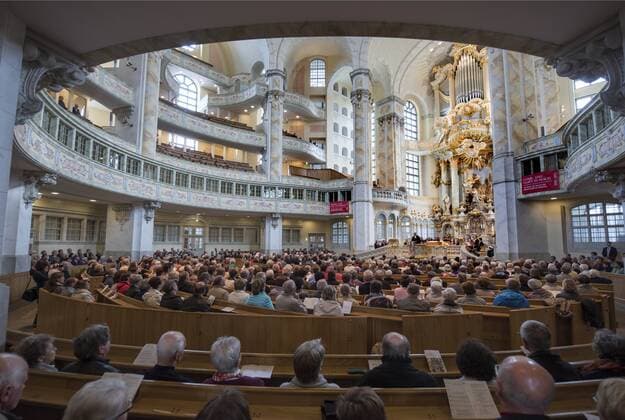 Das zehnjaehrige Bestehen der Dresdner Frauenkirche nach ihrem Wiederaufbau wurde am Sonntag (25.10.15) mit einem Festgottesdienst gefeiert. Die Predigt hielt der saechsische Landesbischof Carsten Rentzing. Der anglikanische Bischof von Coventry, Christopher Cocksworth, wuerdigte die Frauenkirche als eine Ort der Hoffnung, der Menschen dazu aufruft, Frieden zu schaffen . Am Gottesdienst in der voll besetzten Frauenkirche nahmen Bundesinnenminister Thomas de Maiziere und Sachsens Ministerpraesident Stanislaw Tillich (beide CDU) teil. Gekommen waren auch der fruehere Baudirektor der Frauenkirche, Eberhard Burger, und der Trompeter Ludwig Guettler, einer der massgeblichen Initiatoren des Wiederaufbaus der Dresdner Kirche. Fuer den Wiederaufbau der Frauenkirche, der 1993 begann, wurden weltweit Spenden gesammelt. Die Weihe der neuen Frauenkirche fand am 30. Oktober 2005 statt. (Siehe epd-Me Copyright: epd-bild MatthiasxRietschel EDITORIAL USE ONLY