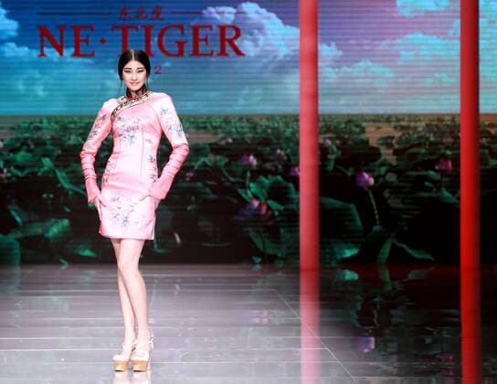 (151025) -- BEIJING, Oct. 25, 2015 -- A model presents a creation by NE TIGER Haute Couture 2015 collection with the theme Qipao during the opening show for the China Fashion Week in Beijing, capital of China, Oct. 25, 2015. )(wyo) CHINA-BEIJING-FASHION WEEK-NE TIGER-QIPAO (CN) ChenxJianli 