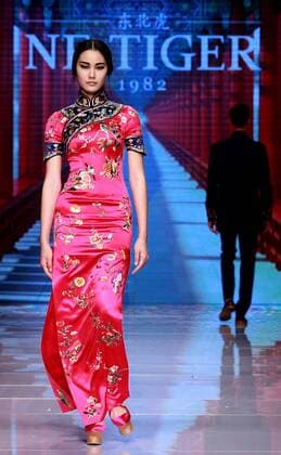 (151025) -- BEIJING, Oct. 25, 2015 -- A model presents a creation by NE TIGER Haute Couture 2015 collection with the theme Qipao during the opening show for the China Fashion Week in Beijing, capital of China, Oct. 25, 2015. )(wyo) CHINA-BEIJING-FASHION WEEK-NE TIGER-QIPAO (CN) ChenxJianli 