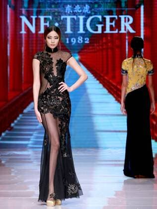(151025) -- BEIJING, Oct. 25, 2015 -- A model presents a creation by NE TIGER Haute Couture 2015 collection with the theme Qipao during the opening show for the China Fashion Week in Beijing, capital of China, Oct. 25, 2015. )(wyo) CHINA-BEIJING-FASHION WEEK-NE TIGER-QIPAO (CN) ChenxJianli 