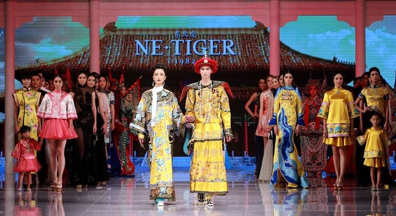 (151025) -- BEIJING, Oct. 25, 2015 -- Models present creations by NE TIGER Haute Couture 2015 collection with the theme Qipao during the opening show for the China Fashion Week in Beijing, capital of China, Oct. 25, 2015. )(wyo) CHINA-BEIJING-FASHION WEEK-NE TIGER-QIPAO (CN) ChenxJianli 