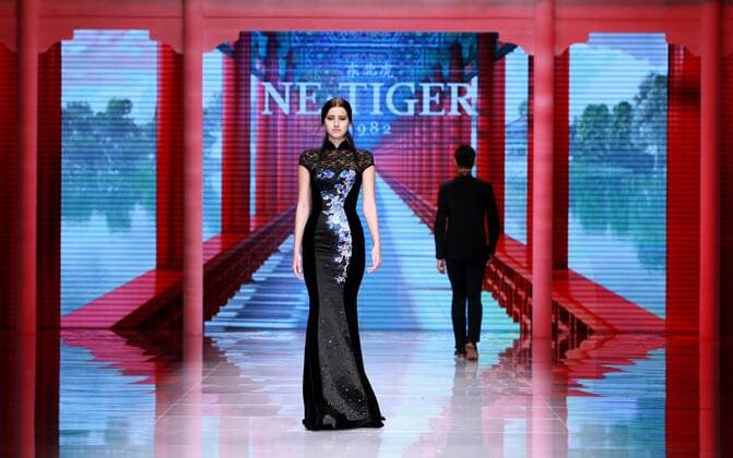(151025) -- BEIJING, Oct. 25, 2015 -- A model presents a creation by NE TIGER Haute Couture 2015 collection with the theme Qipao during the opening show for the China Fashion Week in Beijing, capital of China, Oct. 25, 2015. )(wyo) CHINA-BEIJING-FASHION WEEK-NE TIGER-QIPAO (CN) ChenxJianli 