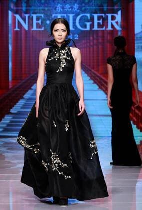 (151025) -- BEIJING, Oct. 25, 2015 -- A model presents a creation by NE TIGER Haute Couture 2015 collection with the theme Qipao during the opening show for the China Fashion Week in Beijing, capital of China, Oct. 25, 2015. )(wyo) CHINA-BEIJING-FASHION WEEK-NE TIGER-QIPAO (CN) ChenxJianli 