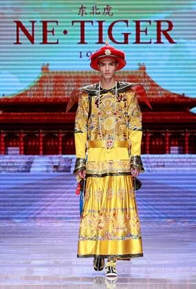 (151025) -- BEIJING, Oct. 25, 2015 -- A model presents a creation by NE TIGER Haute Couture 2015 collection with the theme Qipao during the opening show for the China Fashion Week in Beijing, capital of China, Oct. 25, 2015. )(wyo) CHINA-BEIJING-FASHION WEEK-NE TIGER-QIPAO (CN) ChenxJianli 