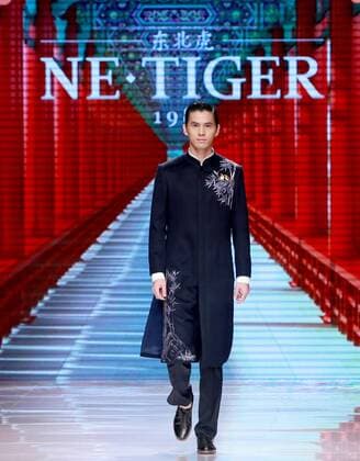 (151025) -- BEIJING, Oct. 25, 2015 -- A model presents a creation by NE TIGER Haute Couture 2015 collection with the theme Qipao during the opening show for the China Fashion Week in Beijing, capital of China, Oct. 25, 2015. )(wyo) CHINA-BEIJING-FASHION WEEK-NE TIGER-QIPAO (CN) ChenxJianli 