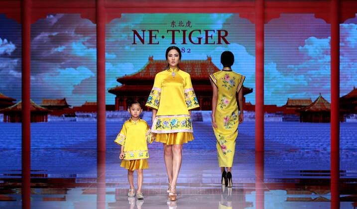 (151025) -- BEIJING, Oct. 25, 2015 -- Models present creations by NE TIGER Haute Couture 2015 collection with the theme Qipao during the opening show for the China Fashion Week in Beijing, capital of China, Oct. 25, 2015. )(wyo) CHINA-BEIJING-FASHION WEEK-NE TIGER-QIPAO (CN) ChenxJianli 