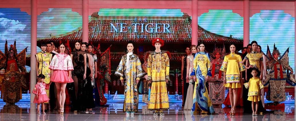 (151025) -- BEIJING, Oct. 25, 2015 -- Models present creations by NE TIGER Haute Couture 2015 collection with the theme Qipao during the opening show for the China Fashion Week in Beijing, capital of China, Oct. 25, 2015. )(wyo) CHINA-BEIJING-FASHION WEEK-NE TIGER-QIPAO (CN) ChenxJianli 