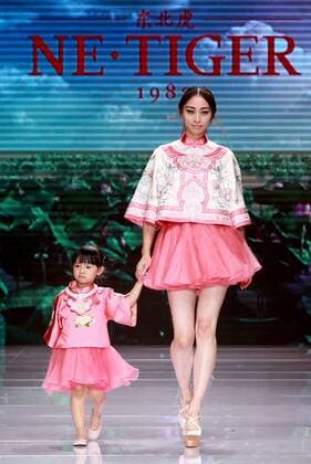 (151025) -- BEIJING, Oct. 25, 2015 -- Models present creations by NE TIGER Haute Couture 2015 collection with the theme Qipao during the opening show for the China Fashion Week in Beijing, capital of China, Oct. 25, 2015. )(wyo) CHINA-BEIJING-FASHION WEEK-NE TIGER-QIPAO (CN) ChenxJianli 