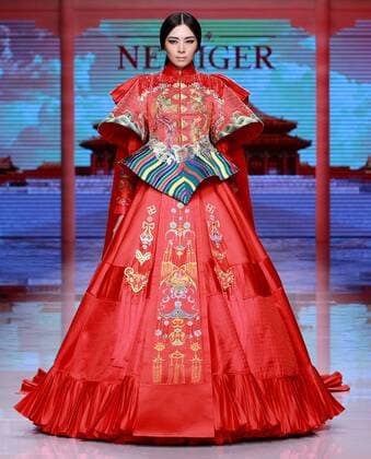 (151025) -- BEIJING, Oct. 25, 2015 -- A model presents a creation by NE TIGER Haute Couture 2015 collection with the theme Qipao during the opening show for the China Fashion Week in Beijing, capital of China, Oct. 25, 2015. )(wyo) CHINA-BEIJING-FASHION WEEK-NE TIGER-QIPAO (CN) ChenxJianli 