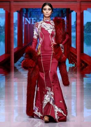 (151025) -- BEIJING, Oct. 25, 2015 -- A model presents a creation by NE TIGER Haute Couture 2015 collection with the theme Qipao during the opening show for the China Fashion Week in Beijing, capital of China, Oct. 25, 2015. )(wyo) CHINA-BEIJING-FASHION WEEK-NE TIGER-QIPAO (CN) ChenxJianli 