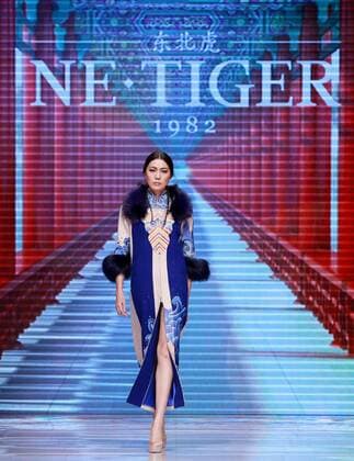 (151025) -- BEIJING, Oct. 25, 2015 -- A model presents a creation by NE TIGER Haute Couture 2015 collection with the theme Qipao during the opening show for the China Fashion Week in Beijing, capital of China, Oct. 25, 2015. )(wyo) CHINA-BEIJING-FASHION WEEK-NE TIGER-QIPAO (CN) ChenxJianli 