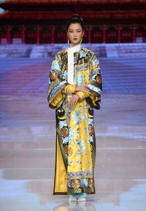 BEIJING, CHINA - OCTOBER 25: (CHINA OUT) Fashion model Du Juan showcases designs on the runway at NE-TIGER Haute Couture Collection during the Mercedes-Benz China Fashion Week S S 2016 at Beijing Hotel on October 25, 2015 in Beijing, China.  CFP474867798