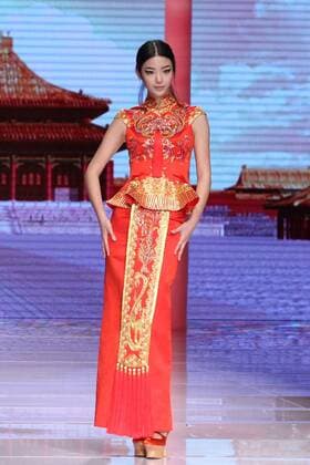 BEIJING, CHINA - OCTOBER 25: (CHINA OUT) A model showcases designs on the runway at NE-TIGER Haute Couture Collection during the Mercedes-Benz China Fashion Week S S 2016 at Beijing Hotel on October 25, 2015 in Beijing, China.  CFP474868170
