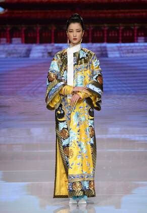 BEIJING, CHINA - OCTOBER 25: (CHINA OUT) Fashion model Du Juan showcases designs on the runway at NE-TIGER Haute Couture Collection during the Mercedes-Benz China Fashion Week S S 2016 at Beijing Hotel on October 25, 2015 in Beijing, China.  CFP474867797