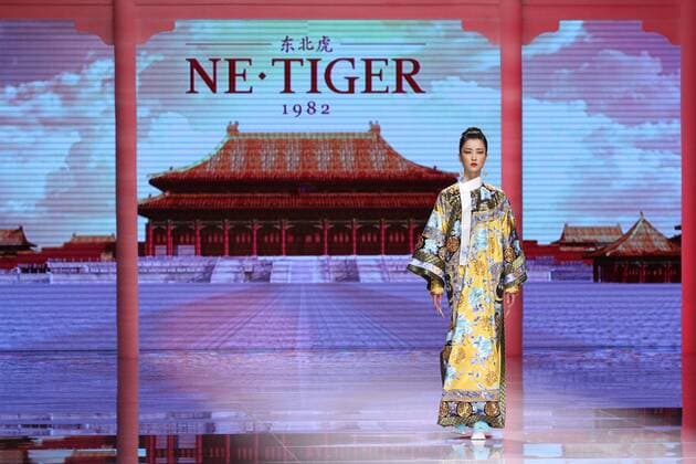 BEIJING, CHINA - OCTOBER 25: (CHINA OUT) Fashion model Du Juan showcases designs on the runway at NE-TIGER Haute Couture Collection during the Mercedes-Benz China Fashion Week S S 2016 at Beijing Hotel on October 25, 2015 in Beijing, China.  CFP474868178