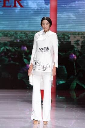 BEIJING, CHINA - OCTOBER 25: (CHINA OUT) A model showcases designs on the runway at NE-TIGER Haute Couture Collection during the Mercedes-Benz China Fashion Week S S 2016 at Beijing Hotel on October 25, 2015 in Beijing, China.  CFP474868186
