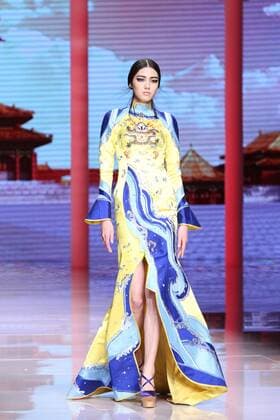 BEIJING, CHINA - OCTOBER 25: (CHINA OUT) A model showcases designs on the runway at NE-TIGER Haute Couture Collection during the Mercedes-Benz China Fashion Week S S 2016 at Beijing Hotel on October 25, 2015 in Beijing, China.  CFP474868195