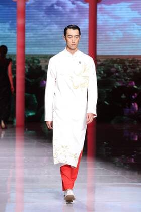BEIJING, CHINA - OCTOBER 25: (CHINA OUT) A model showcases designs on the runway at NE-TIGER Haute Couture Collection during the Mercedes-Benz China Fashion Week S S 2016 at Beijing Hotel on October 25, 2015 in Beijing, China.  CFP474868192