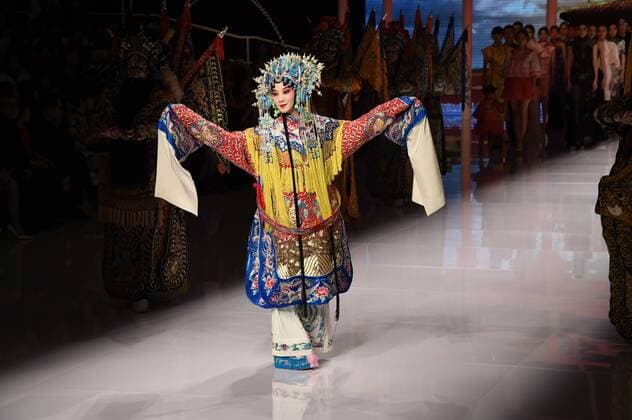 BEIJING, CHINA - OCTOBER 25: (CHINA OUT) Performance on the runway at NE-TIGER Haute Couture Collection during the Mercedes-Benz China Fashion Week S S 2016 at Beijing Hotel on October 25, 2015 in Beijing, China.  CFP474868205