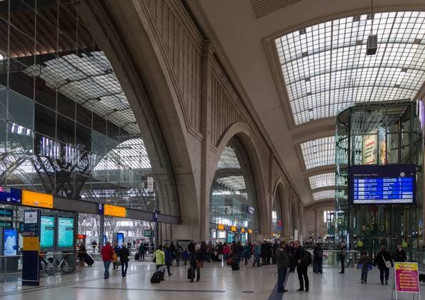 Der Hauptbahnhof der Stadt Leipzig feiert sein 100 jähriges Bestehen. 2015 wurde das Gebäude errichtet. Bahnhofsgeburtstag Leipzig