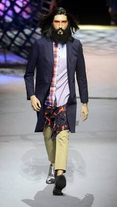 A model presents a creation at the Cabbeen Men s Collection during the China Fashion Week in Beijing, capital of China, Oct. 25, 2015. ) (ry) CHINA-BEIJING-FASHION WEEK (CN) ZhaoxXiaoming 