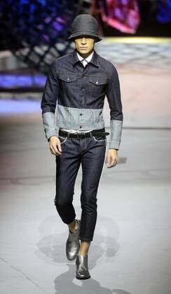 A model presents a creation at the Cabbeen Men s Collection during the China Fashion Week in Beijing, capital of China, Oct. 25, 2015. ) (ry) CHINA-BEIJING-FASHION WEEK (CN) ZhaoxXiaoming 