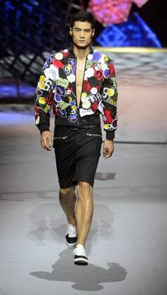 A model presents a creation at the Cabbeen Men s Collection during the China Fashion Week in Beijing, capital of China, Oct. 25, 2015. ) (ry) CHINA-BEIJING-FASHION WEEK (CN) ZhaoxXiaoming 