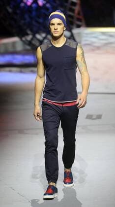 A model presents a creation at the Cabbeen Men s Collection during the China Fashion Week in Beijing, capital of China, Oct. 25, 2015. ) (ry) CHINA-BEIJING-FASHION WEEK (CN) ZhaoxXiaoming 