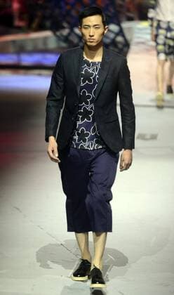 A model presents a creation at the Cabbeen Men s Collection during the China Fashion Week in Beijing, capital of China, Oct. 25, 2015. ) (ry) CHINA-BEIJING-FASHION WEEK (CN) ZhaoxXiaoming 