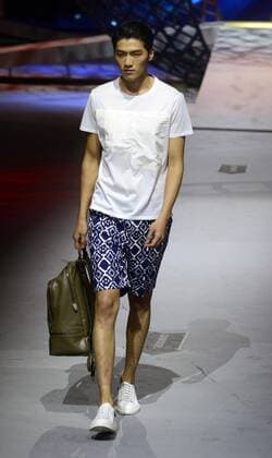 A model presents a creation at the Cabbeen Men s Collection during the China Fashion Week in Beijing, capital of China, Oct. 25, 2015. ) (ry) CHINA-BEIJING-FASHION WEEK (CN) ZhaoxXiaoming 