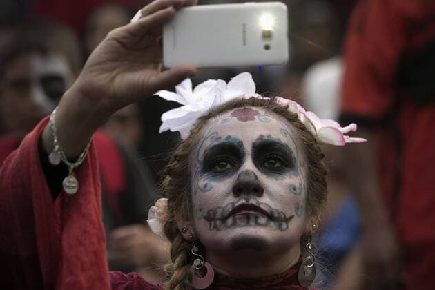 A woman disguised as catrina takes part in the Catrinas Parade 2015 in Mexico City, capital of Mexico, on Oct. 25, 2015. According to local press, the Catrinas Parade was performed on Sunday as an activity before the commemoration of the Day of the Dead. The character of La Catrina is a creation of the Mexican cartoonist Jose Guadalupe Posada and represents death with the form of a skeleton of a woman that dresses elegantly. ) (da) (ah) MEXICO-MEXICO CITY-DAY OF THE DEAD-PARADE AlejandroxAyala 