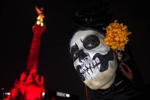 A woman disguised as catrina takes part in the Catrinas Parade 2015 in Mexico City, capital of Mexico, on Oct. 25, 2015. According to local press, the Catrinas Parade was performed on Sunday as an activity before the commemoration of the Day of the Dead. The character of La Catrina is a creation of the Mexican cartoonist Jose Guadalupe Posada and represents death with the form of a skeleton of a woman that dresses elegantly. ) (da) (ah) MEXICO-MEXICO CITY-DAY OF THE DEAD-PARADE AlejandroxAyala 