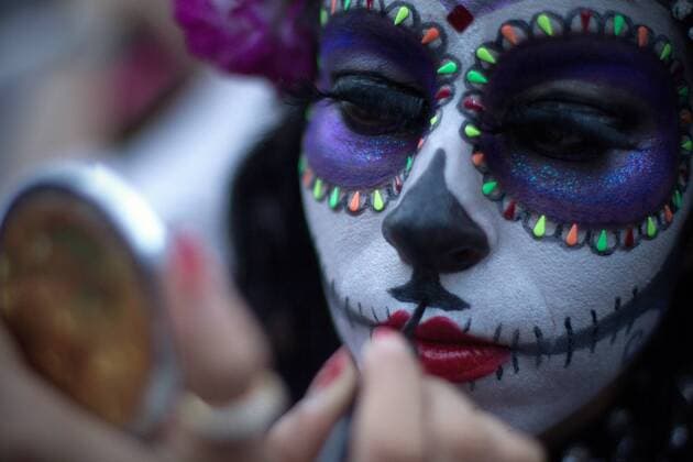 A woman disguised as catrina prepares to take part in the Catrinas Parade 2015 in Mexico City, capital of Mexico, on Oct. 25, 2015. According to local press, the Catrinas Parade was performed on Sunday as an activity before the commemoration of the Day of the Dead. The character of La Catrina is a creation of the Mexican cartoonist Jose Guadalupe Posada and represents death with the form of a skeleton of a woman that dresses elegantly. ) (da) (ah) MEXICO-MEXICO CITY-DAY OF THE DEAD-PARADE AlejandroxAyala 
