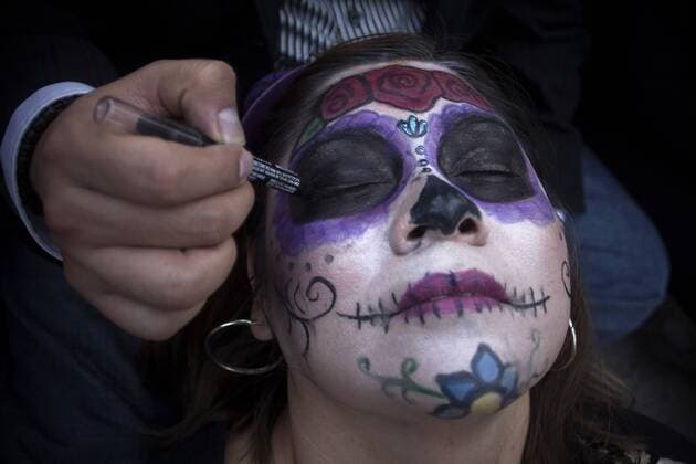 A woman disguised as catrina prepares to take part in the Catrinas Parade 2015 in Mexico City, capital of Mexico, on Oct. 25, 2015. According to local press, the Catrinas Parade was performed on Sunday as an activity before the commemoration of the Day of the Dead. The character of La Catrina is a creation of the Mexican cartoonist Jose Guadalupe Posada and represents death with the form of a skeleton of a woman that dresses elegantly. ) (da) (ah) MEXICO-MEXICO CITY-DAY OF THE DEAD-PARADE AlejandroxAyala 