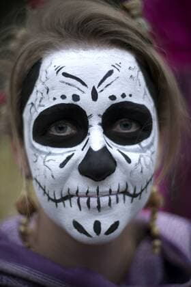 A woman disguised as catrina takes part in the Catrinas Parade 2015 in Mexico City, capital of Mexico, on Oct. 25, 2015. According to local press, the Catrinas Parade was performed on Sunday as an activity before the commemoration of the Day of the Dead. The character of La Catrina is a creation of the Mexican cartoonist Jose Guadalupe Posada and represents death with the form of a skeleton of a woman that dresses elegantly. ) (da) (ah) MEXICO-MEXICO CITY-DAY OF THE DEAD-PARADE AlejandroxAyala 