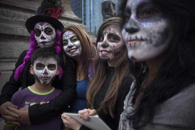 Residents take part in the Catrinas Parade 2015 in Mexico City, capital of Mexico, on Oct. 25, 2015. According to local press, the Catrinas Parade was performed on Sunday as an activity before the commemoration of the Day of the Dead. The character of La Catrina is a creation of the Mexican cartoonist Jose Guadalupe Posada and represents death with the form of a skeleton of a woman that dresses elegantly. ) (da) (ah) MEXICO-MEXICO CITY-DAY OF THE DEAD-PARADE AlejandroxAyala 