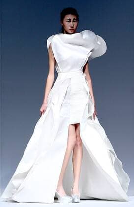 (151026) -- BEIJING, Oct. 26, 2015 -- A model presents a creation by designer Echo Chen during the China Fashion Week in Beijing, capital of China, Oct. 26, 2015. )(wjq) CHINA-BEIJING-FASHION WEEK(CN) ChenxJianli 