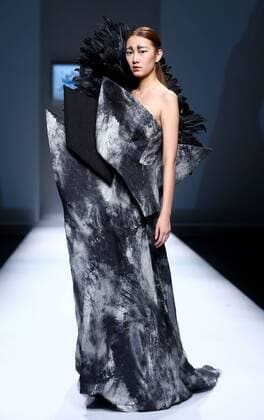 (151026) -- BEIJING, Oct. 26, 2015 -- A model presents a creation by designer Echo Chen during the China Fashion Week in Beijing, capital of China, Oct. 26, 2015. )(wjq) CHINA-BEIJING-FASHION WEEK(CN) ChenxJianli 