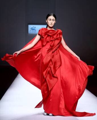 (151026) -- BEIJING, Oct. 26, 2015 -- A model presents a creation by designer Echo Chen during the China Fashion Week in Beijing, capital of China, Oct. 26, 2015. )(wjq) CHINA-BEIJING-FASHION WEEK(CN) ChenxJianli 