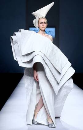 (151026) -- BEIJING, Oct. 26, 2015 -- A model presents a creation by designer Echo Chen during the China Fashion Week in Beijing, capital of China, Oct. 26, 2015. )(wjq) CHINA-BEIJING-FASHION WEEK(CN) ChenxJianli 