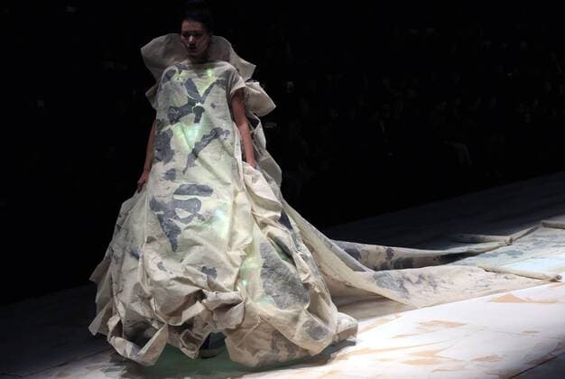 (151026) -- BEIJING, Oct. 25, 2015 -- A model shows a creation of designer Ma Defan s collection during the China Fashion Week in Beijing, capital of China, Oct. 25, 2015. ) (zkr) CHINA-BEIJING-CHINA FASHION WEEK(CN) LixMingfang 