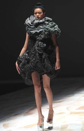 (151026) -- BEIJING, Oct. 25, 2015 -- A model shows a creation of designer Ma Defan s collection during the China Fashion Week in Beijing, capital of China, Oct. 25, 2015. ) (zkr) CHINA-BEIJING-CHINA FASHION WEEK(CN) LixMingfang 