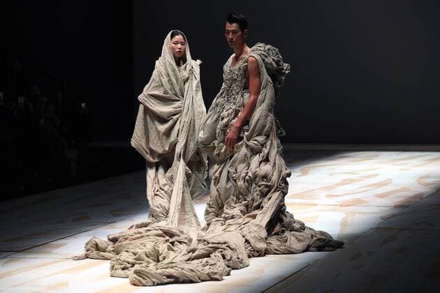 (151026) -- BEIJING, Oct. 25, 2015 -- Models show creations of designer Ma Defan s collection during the China Fashion Week in Beijing, capital of China, Oct. 25, 2015. ) (zkr) CHINA-BEIJING-CHINA FASHION WEEK(CN) LixMingfang 