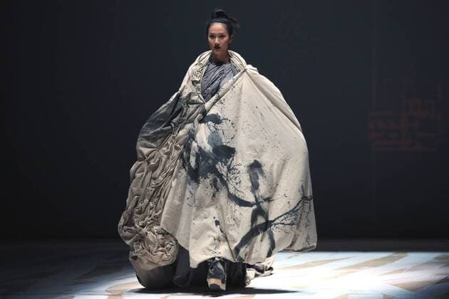 (151026) -- BEIJING, Oct. 25, 2015 -- A model shows a creation of designer Ma Defan s collection during the China Fashion Week in Beijing, capital of China, Oct. 25, 2015. ) (zkr) CHINA-BEIJING-CHINA FASHION WEEK(CN) LixMingfang 