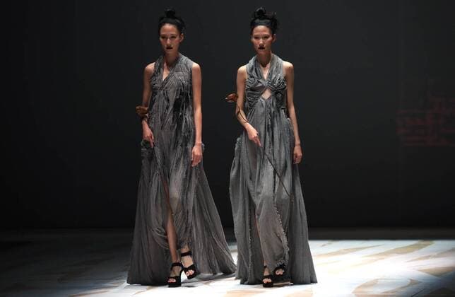 (151026) -- BEIJING, Oct. 25, 2015 -- Models show creations of designer Ma Defan s collection during the China Fashion Week in Beijing, capital of China, Oct. 25, 2015. ) (zkr) CHINA-BEIJING-CHINA FASHION WEEK(CN) LixMingfang 