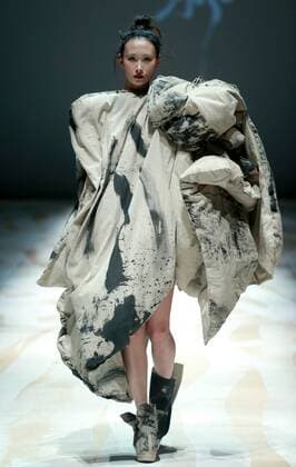 (151026) -- BEIJING, Oct. 25, 2015 -- A model shows a creation of designer Ma Defan s collection during the China Fashion Week in Beijing, capital of China, Oct. 25, 2015. ) (zkr) CHINA-BEIJING-CHINA FASHION WEEK(CN) LixMingfang 